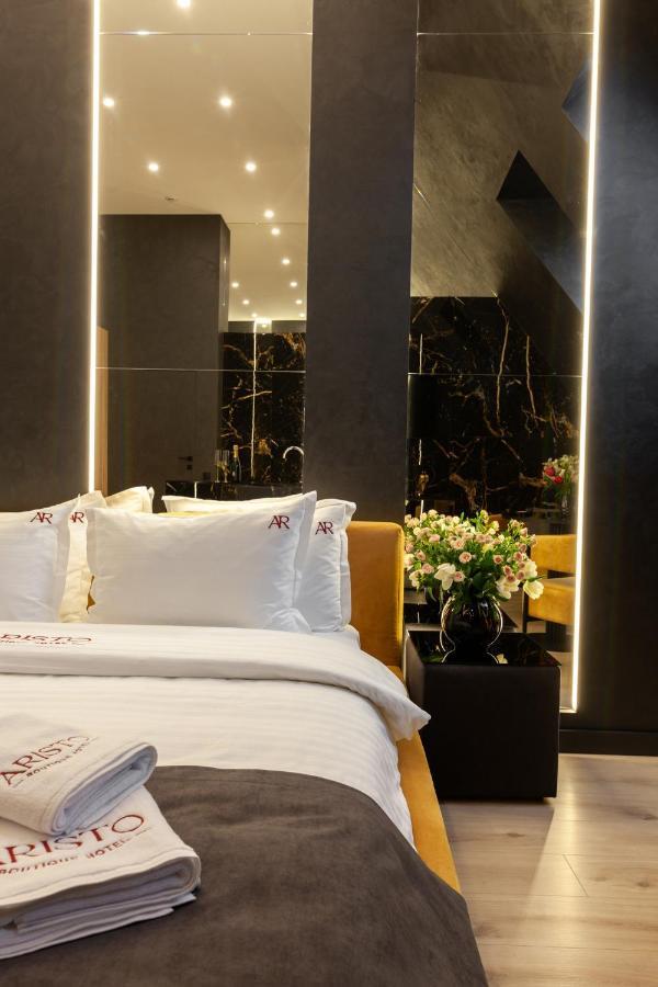 Aristo Jacuzzi Hotel Lviv Exterior foto