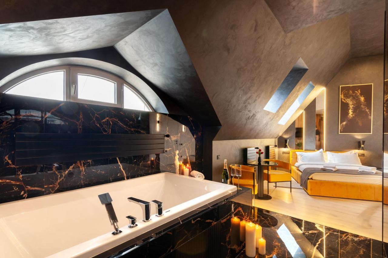 Aristo Jacuzzi Hotel Lviv Exterior foto