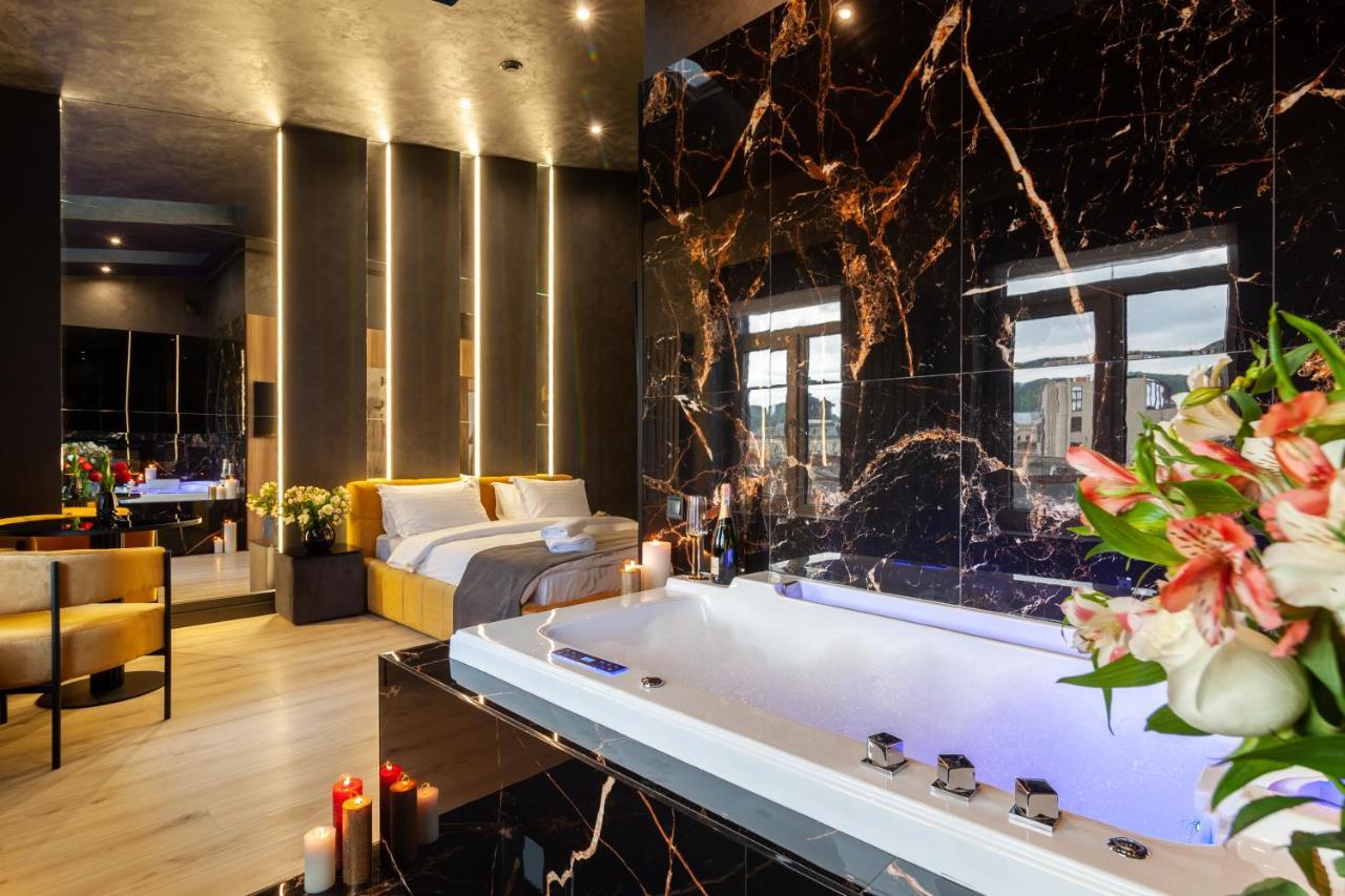 Aristo Jacuzzi Hotel Lviv Exterior foto