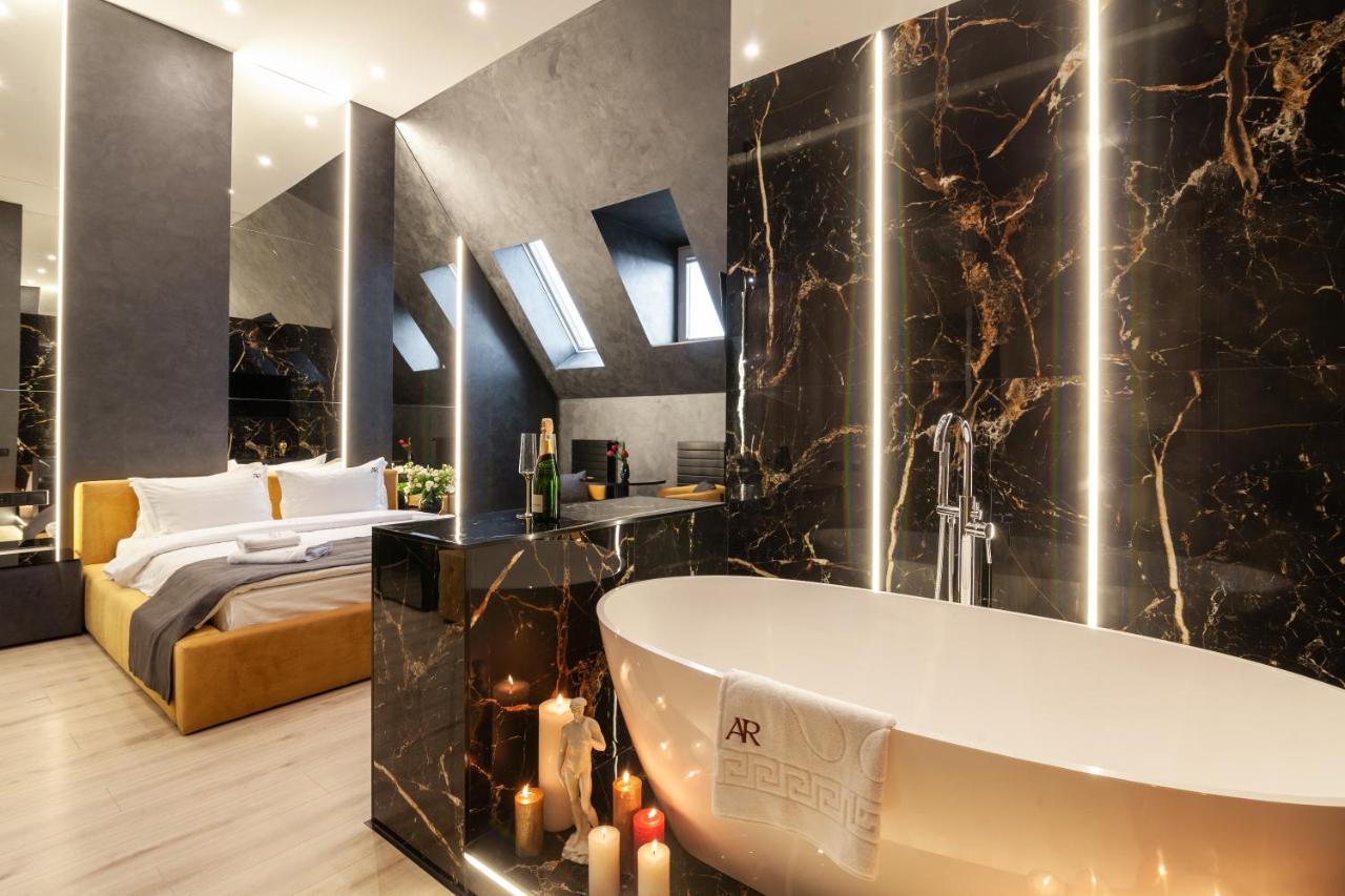 Aristo Jacuzzi Hotel Lviv Exterior foto