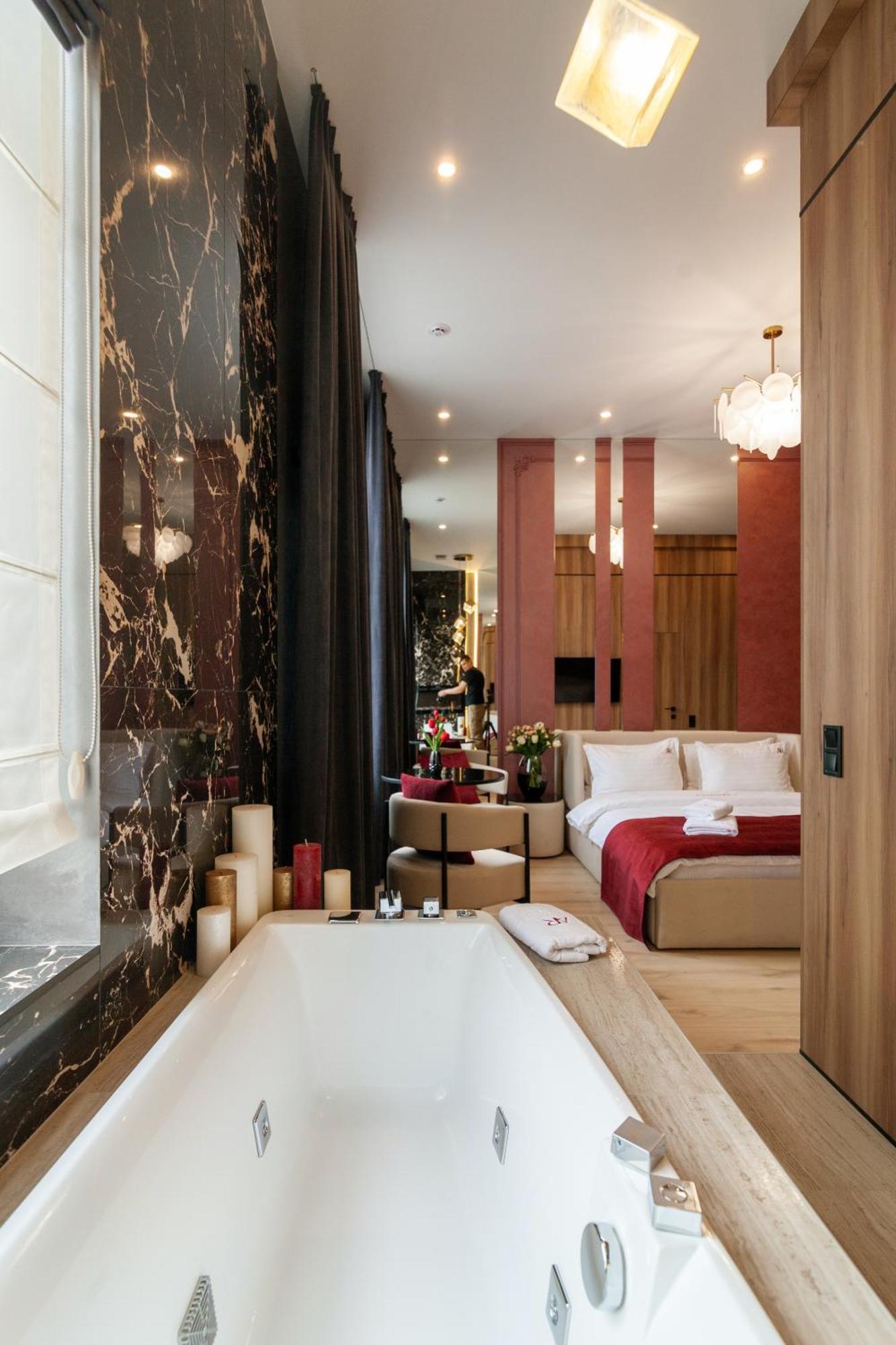Aristo Jacuzzi Hotel Lviv Exterior foto