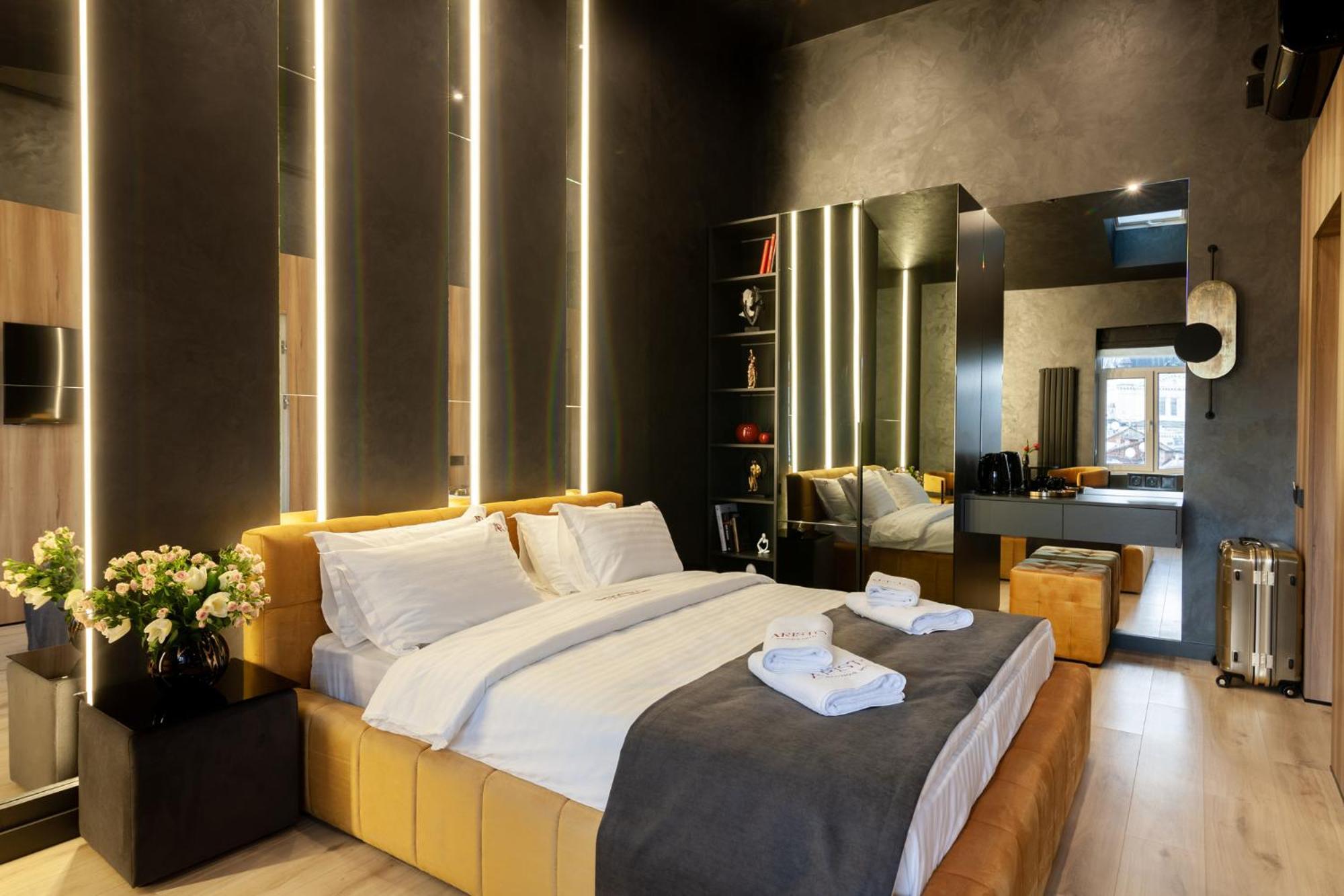 Aristo Jacuzzi Hotel Lviv Exterior foto