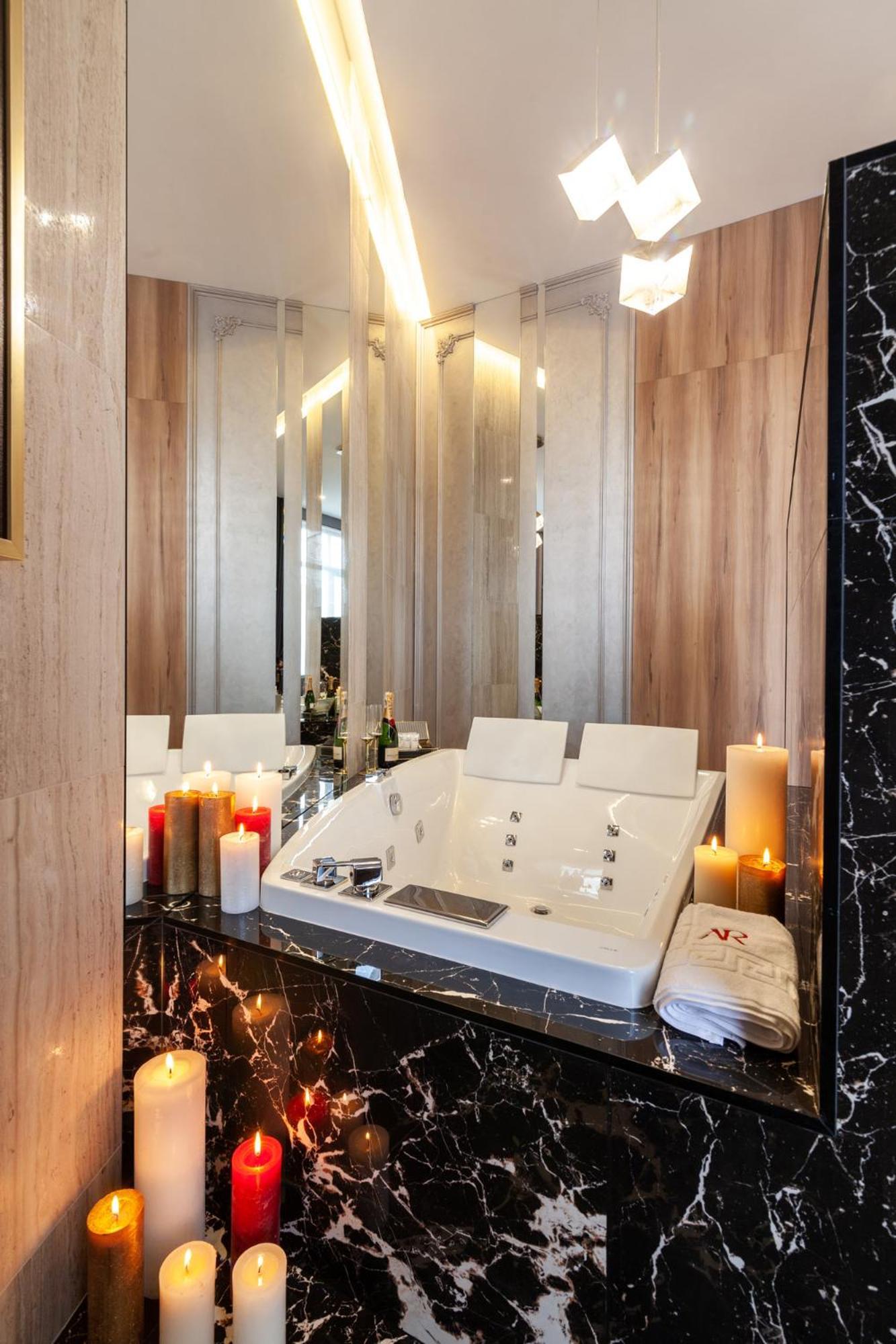 Aristo Jacuzzi Hotel Lviv Exterior foto