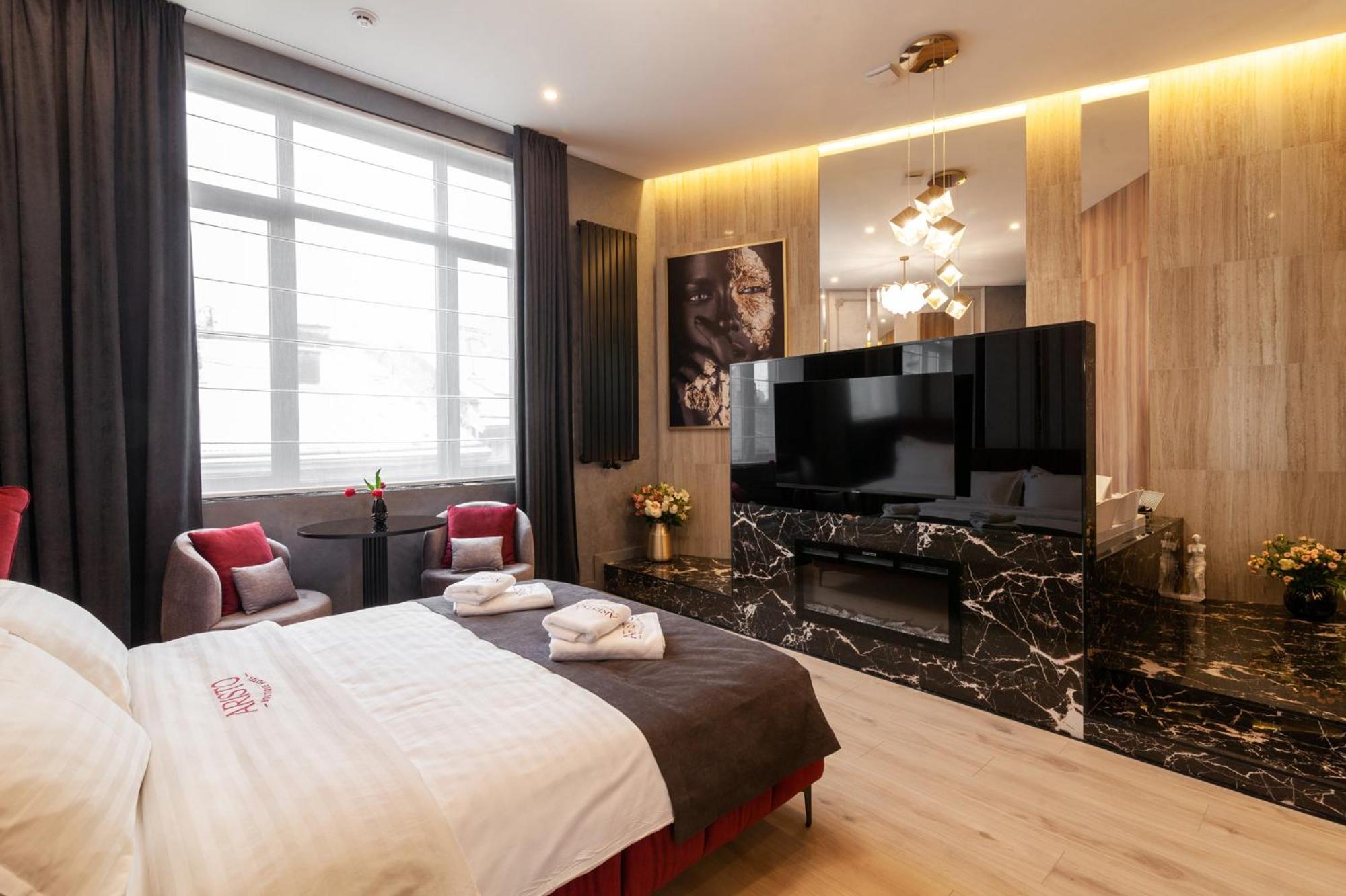 Aristo Jacuzzi Hotel Lviv Exterior foto
