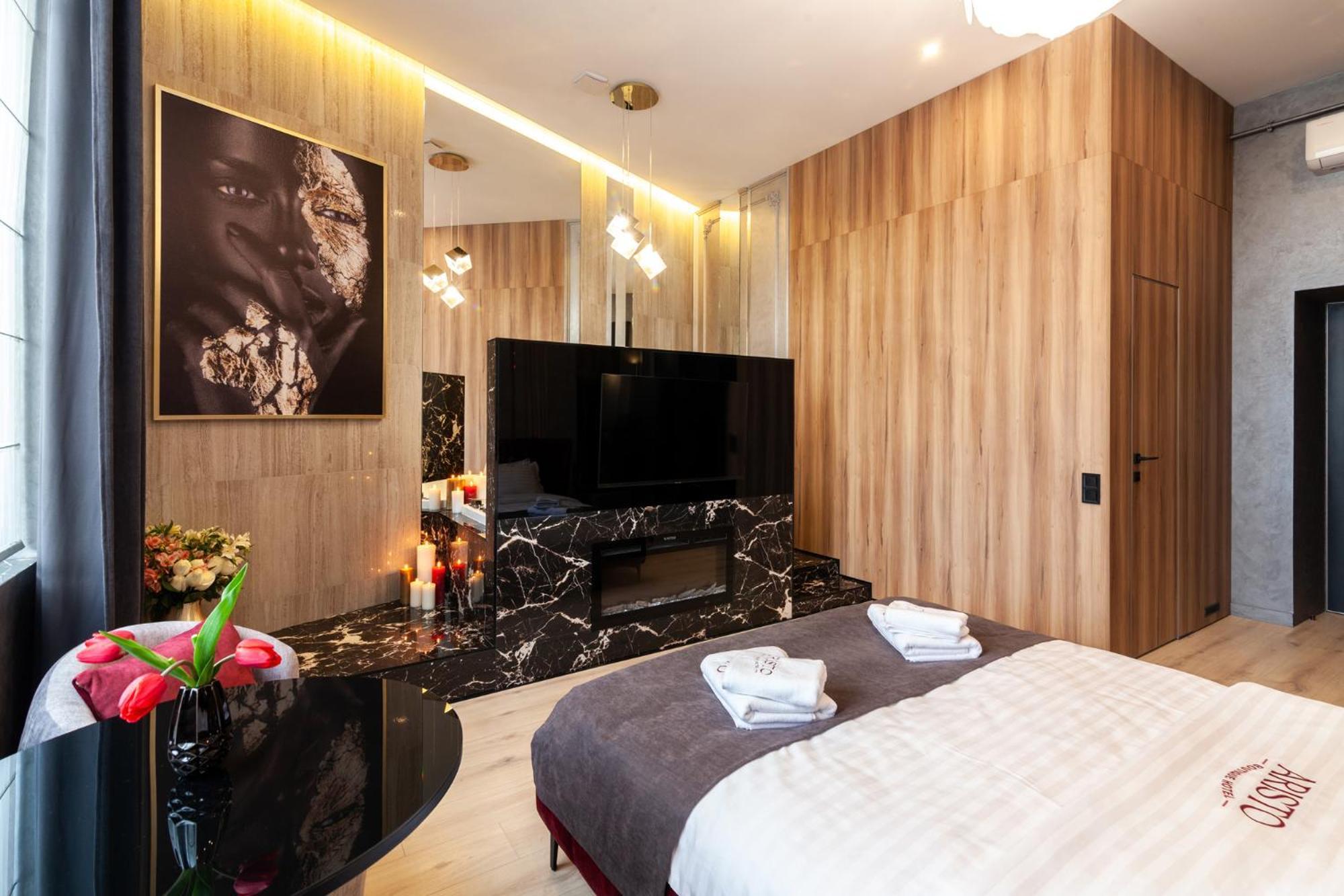 Aristo Jacuzzi Hotel Lviv Exterior foto
