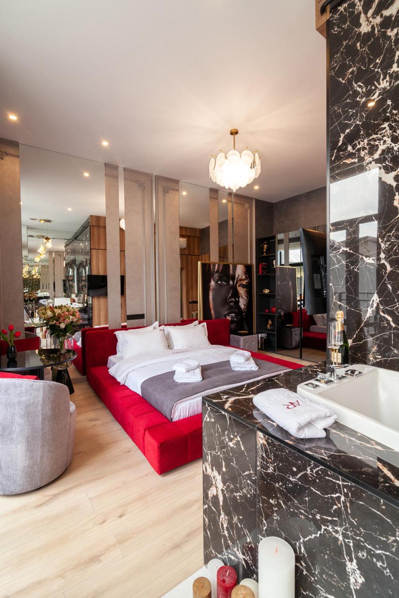 Aristo Jacuzzi Hotel Lviv Exterior foto
