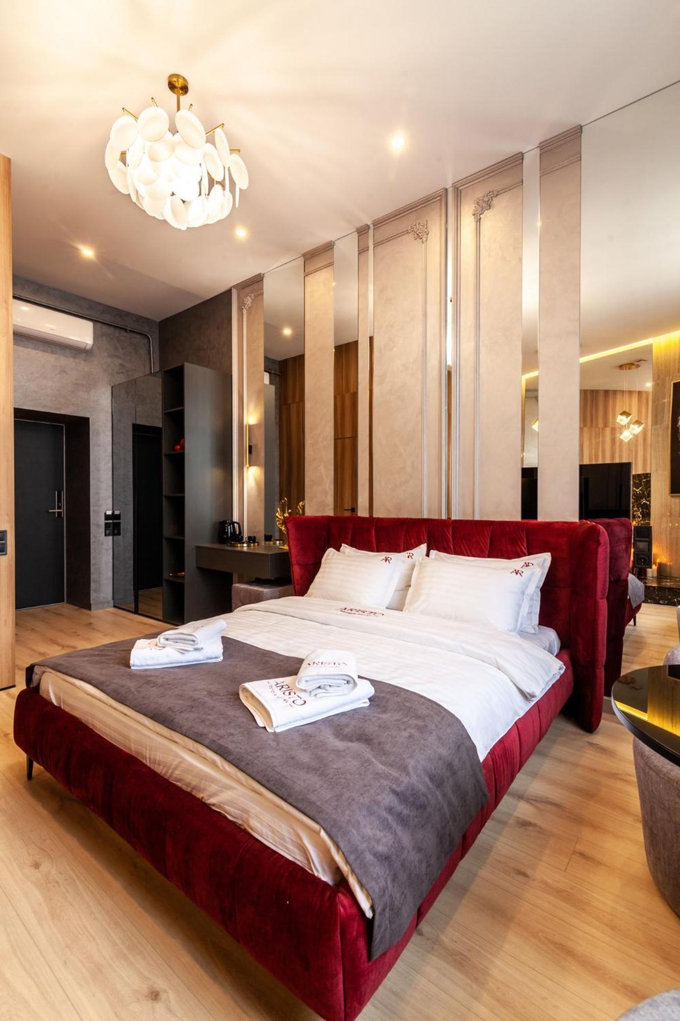 Aristo Jacuzzi Hotel Lviv Exterior foto