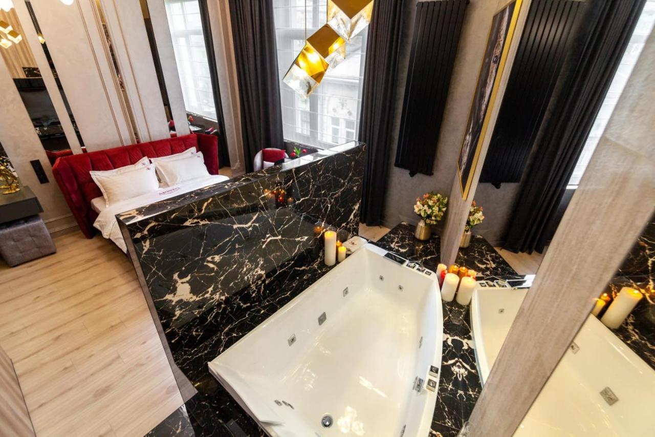 Aristo Jacuzzi Hotel Lviv Exterior foto